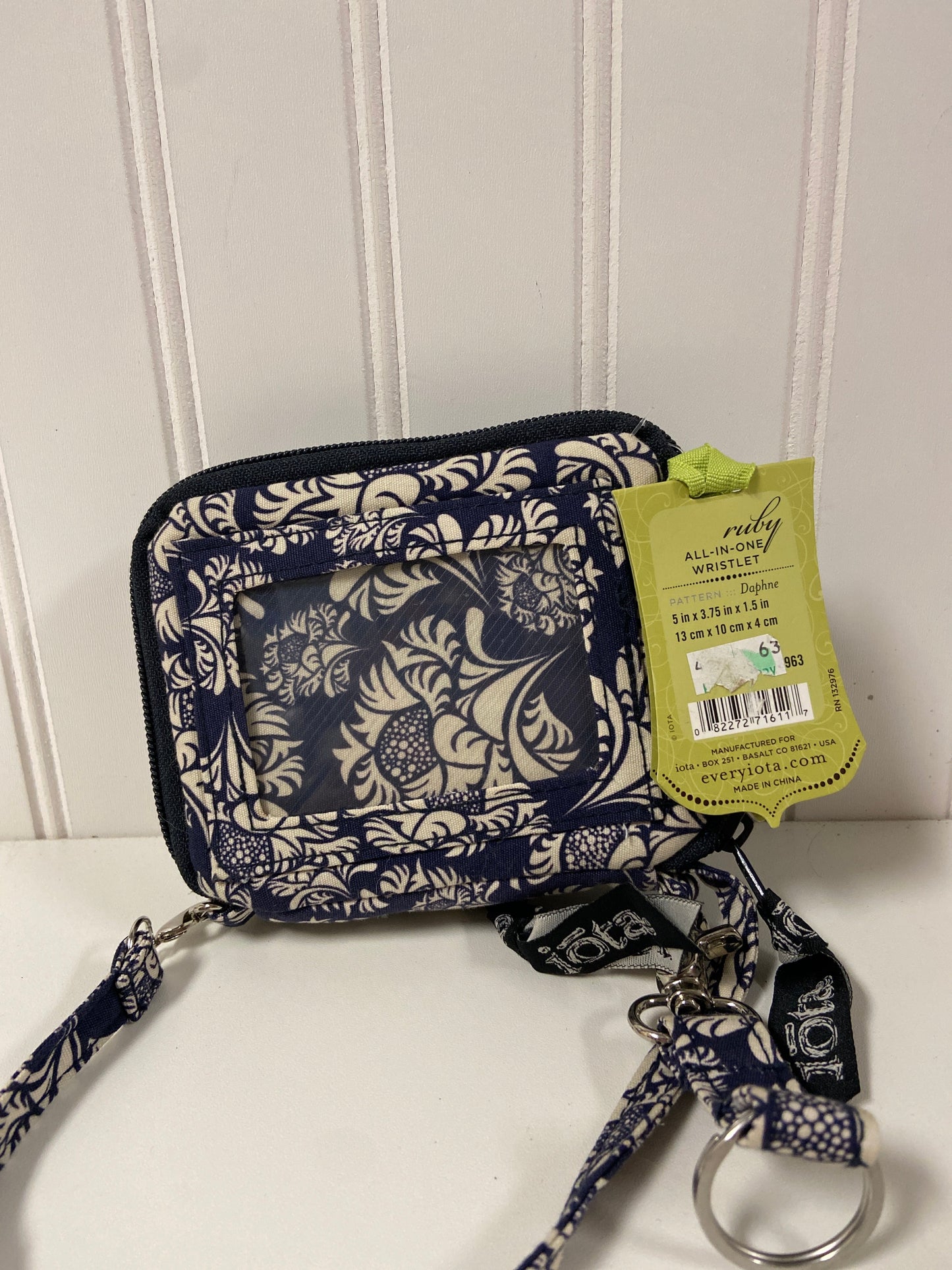 Wristlet Clothes Mentor, Size Small