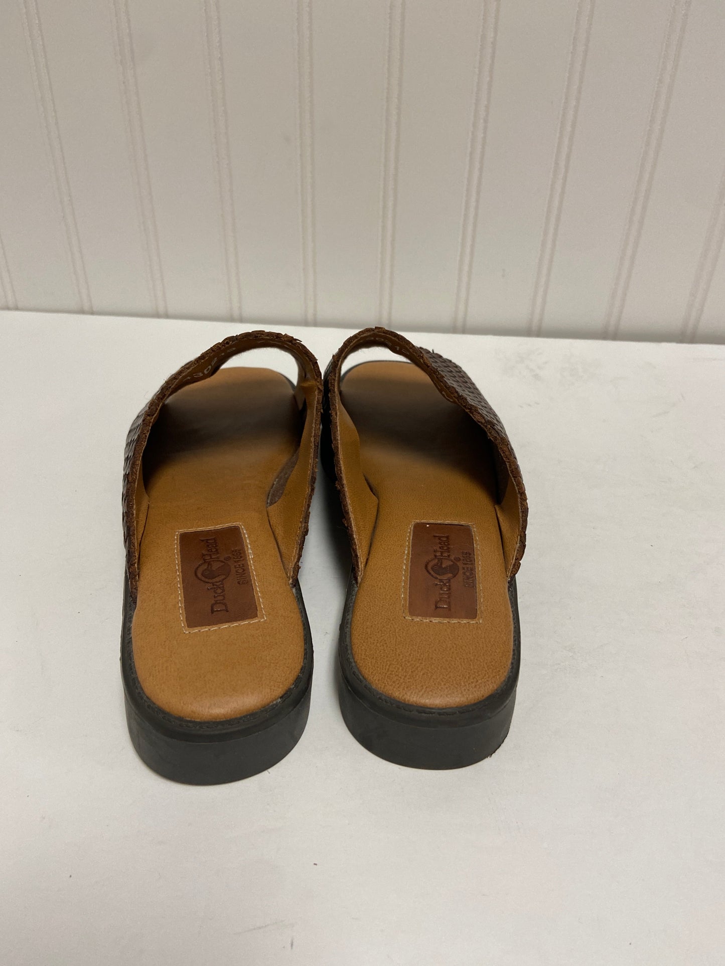 Brown Sandals Flats Duckhead, Size 7.5