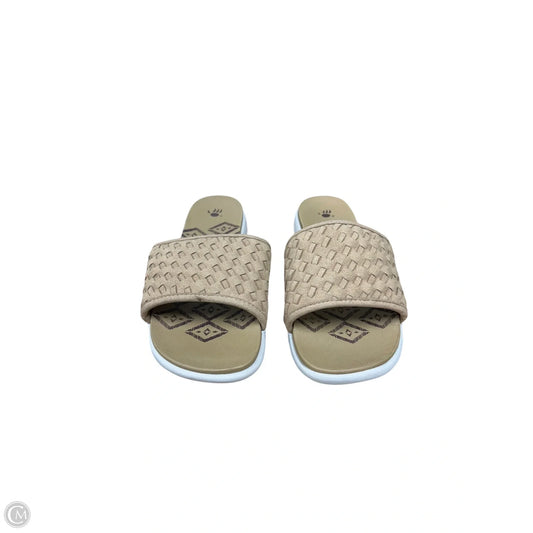 Sandals Flats By Bearpaw In Brown, Size: 9