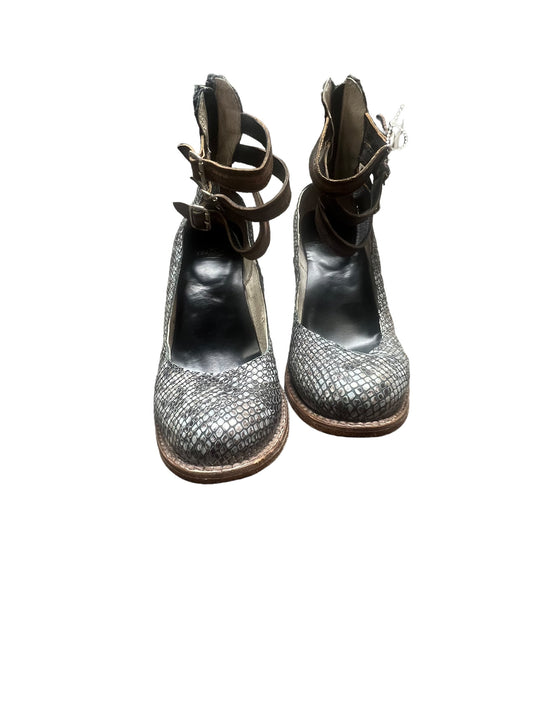 Snakeskin Print Shoes Heels Block Freebird, Size 8
