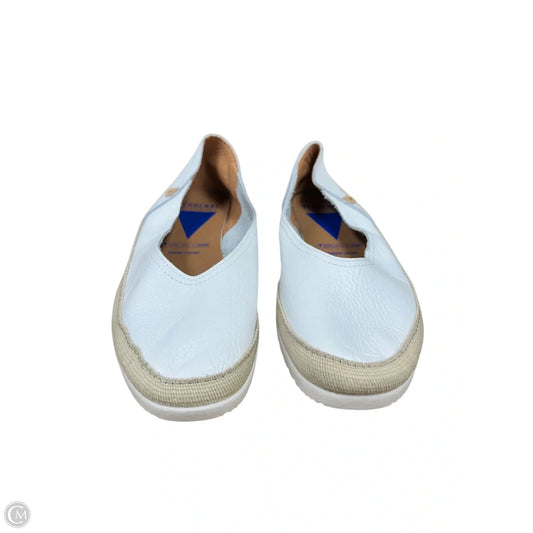Shoes Flats By Clothes Mentor In White, Size: 7.5