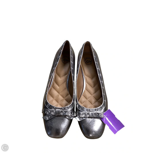 Shoes Flats By White Mountain In Silver, Size: 11
