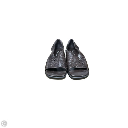 Shoes Flats By Bare Traps In Brown, Size: 9