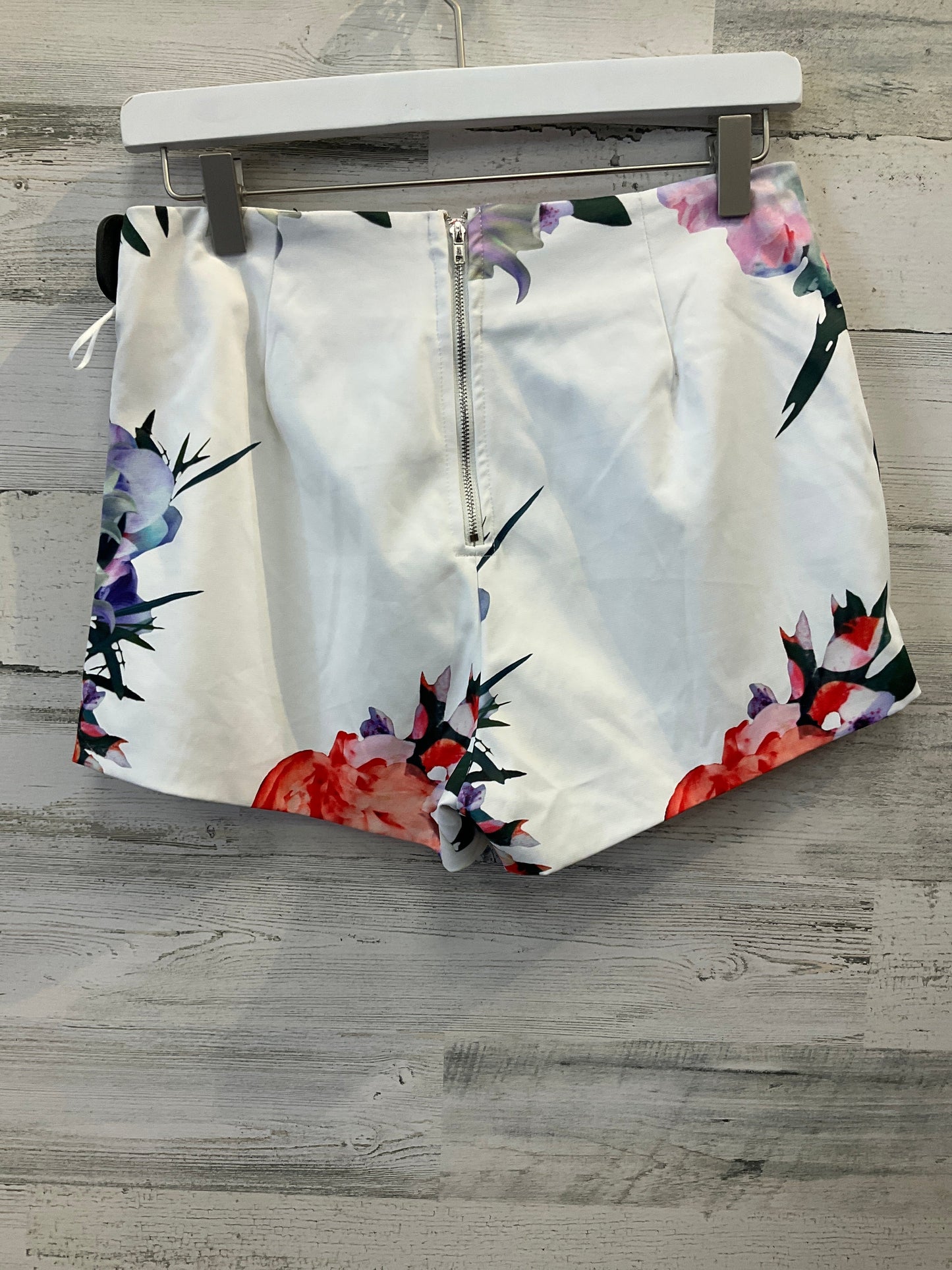 White Shorts Akira, Size 6