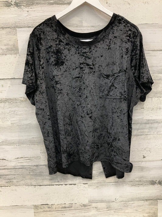 Top Short Sleeve By Boutique + In Black, Size: 1x