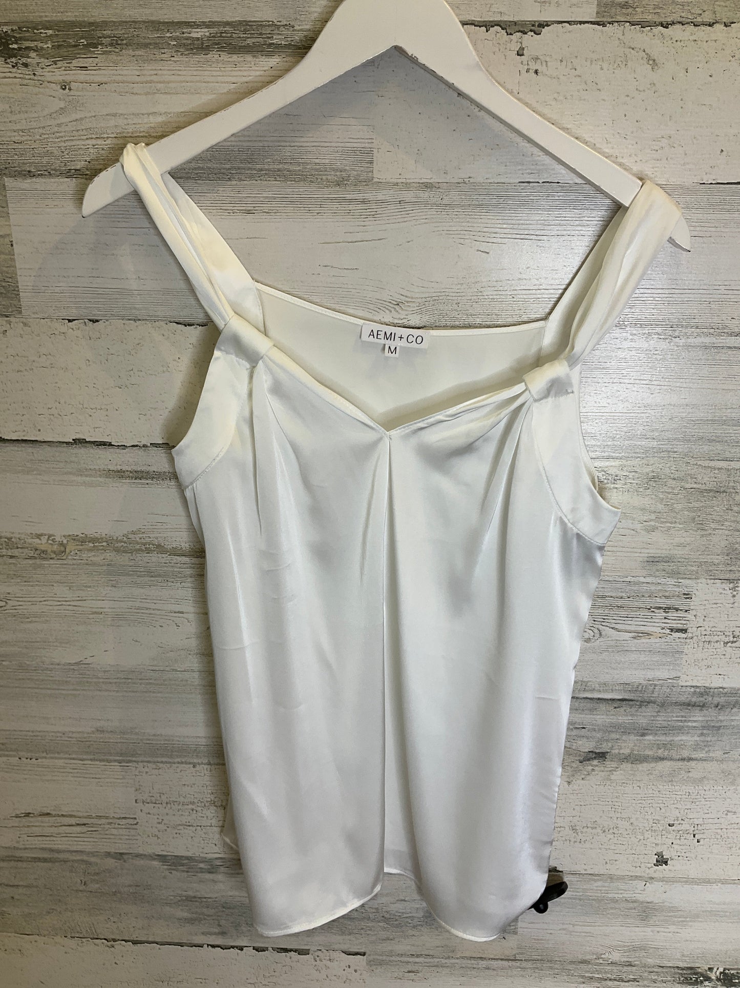 White Top Sleeveless Clothes Mentor, Size M