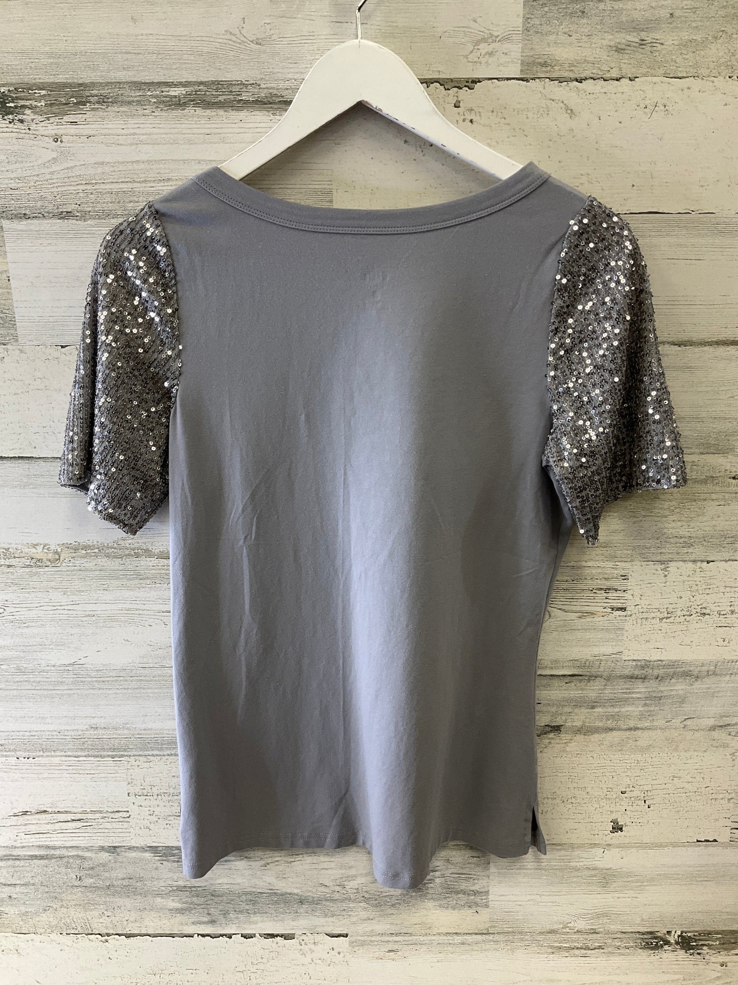 Top Short Sleeve By Belle By Kim Gravel In Grey, Size: Xxs