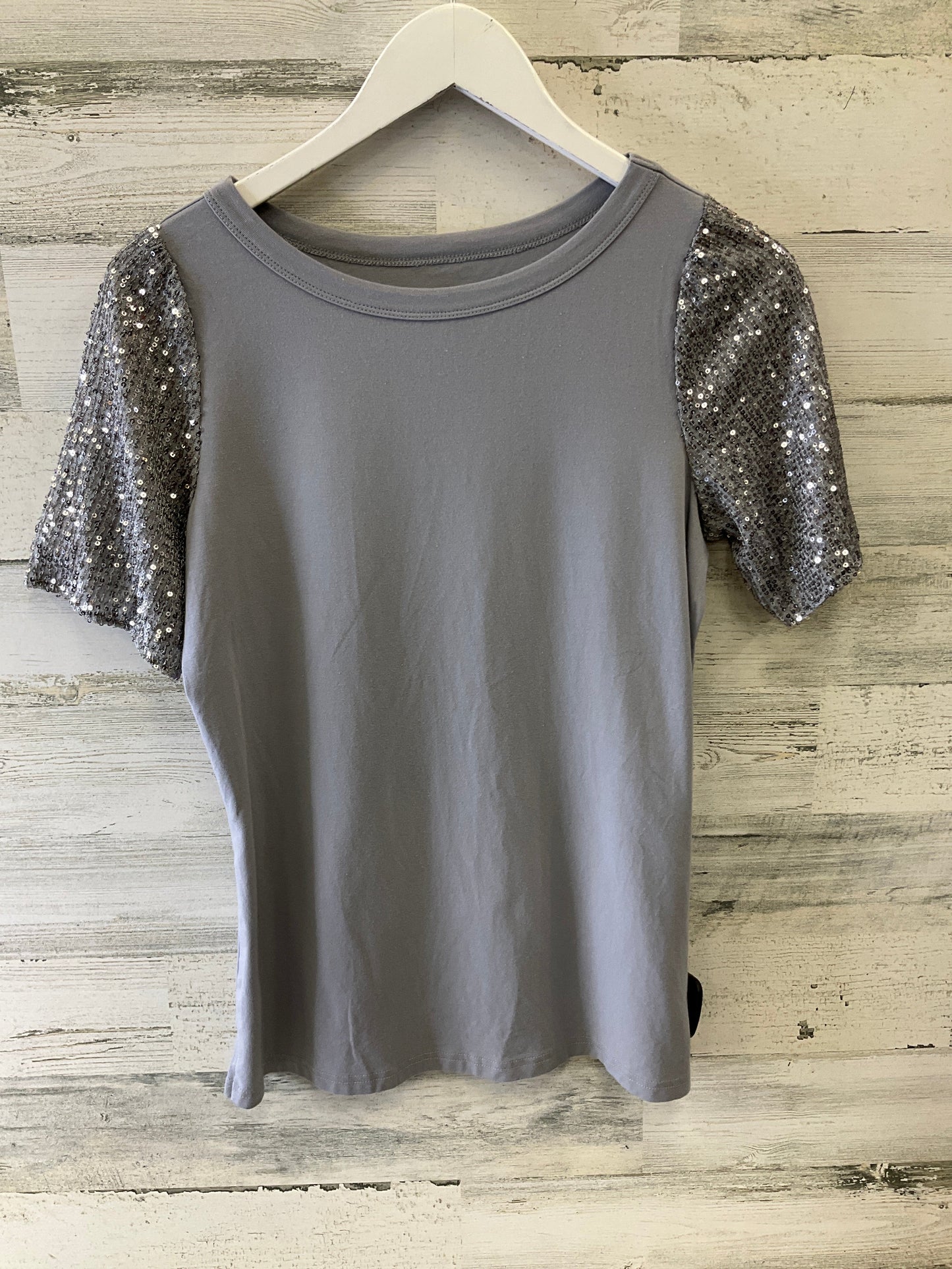 Top Short Sleeve By Belle By Kim Gravel In Grey, Size: Xxs