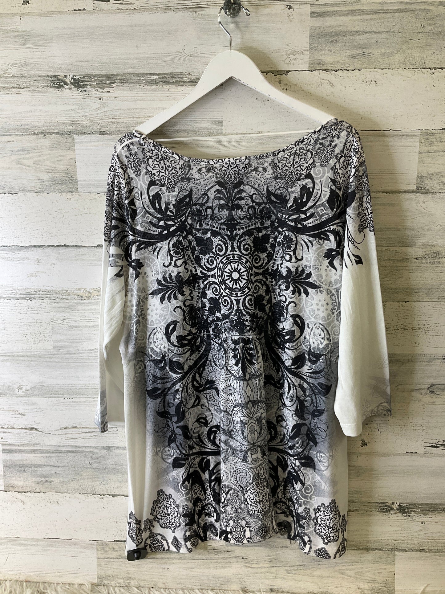 Top 3/4 Sleeve By Live And Let Live In Grey & White, Size: 3x