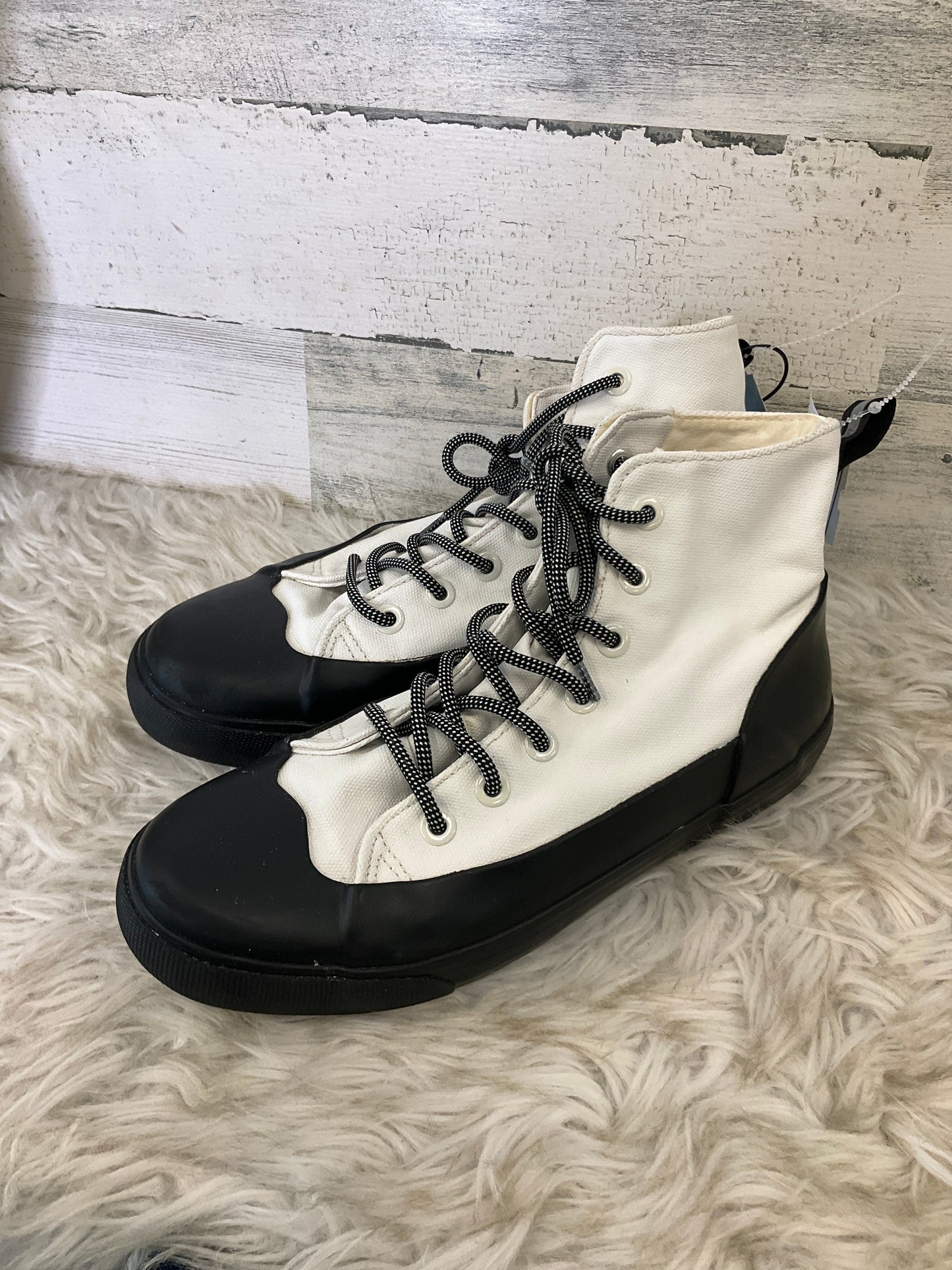 Shoes Sneakers By Hunter In Black & White, Size: 10