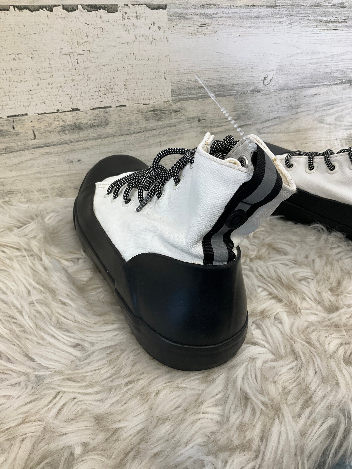 Shoes Sneakers By Hunter In Black & White, Size: 10