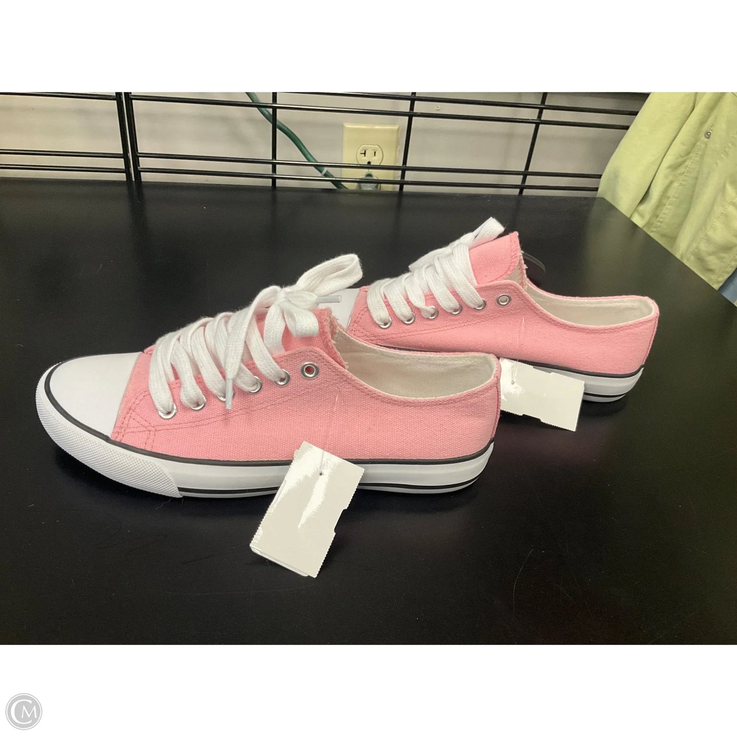 Shoes Sneakers By Clothes Mentor In Pink, Size: 7