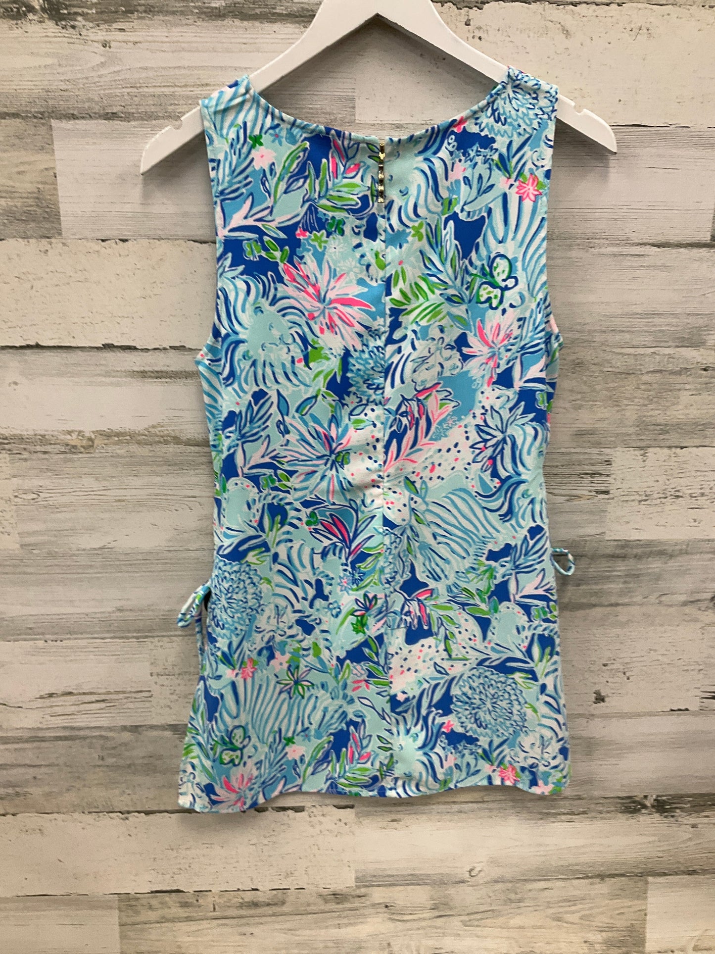 Top Short Sleeve Designer By Lilly Pulitzer In Blue, Size: S