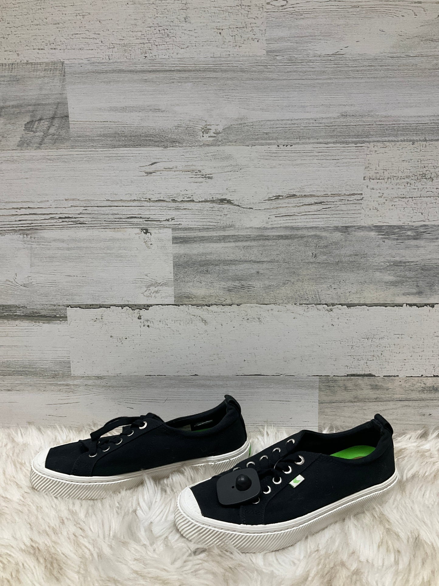 Shoes Sneakers By Clothes Mentor  Size: 8.5
