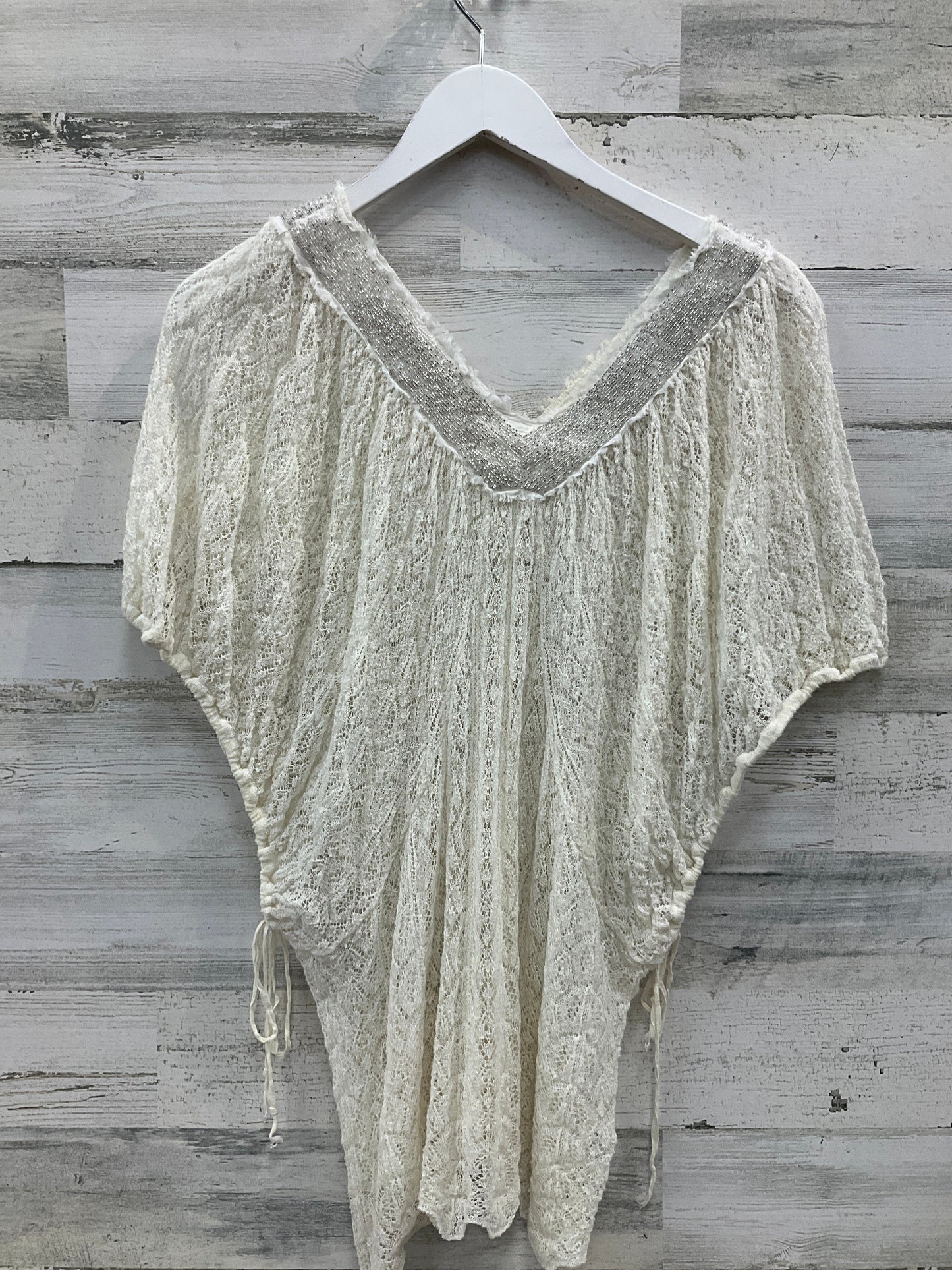 Top Short Sleeve By Knitted And Knotted In Cream, Size: Xs