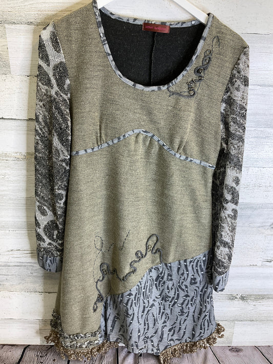 Tunic Long Sleeve By Clothes Mentor In Brown, Size: L