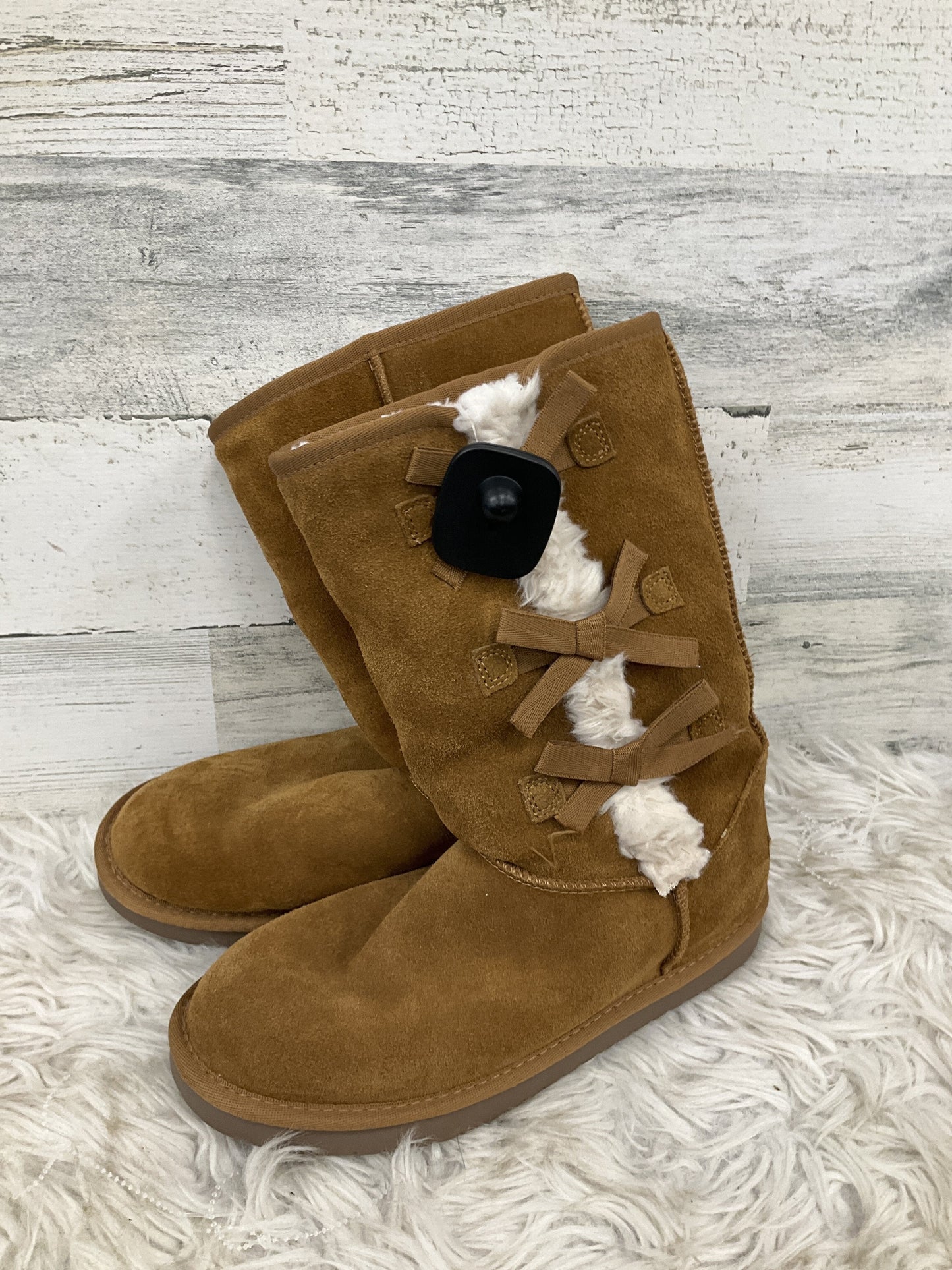 Boots Snow By Koolaburra By Ugg  Size: 6.5