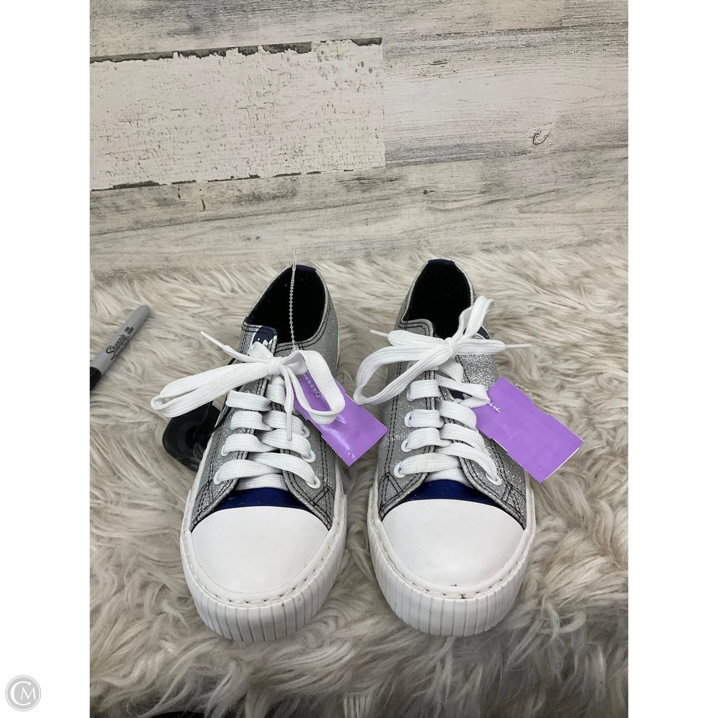 Shoes Sneakers By Clothes Mentor In Silver, Size: 8