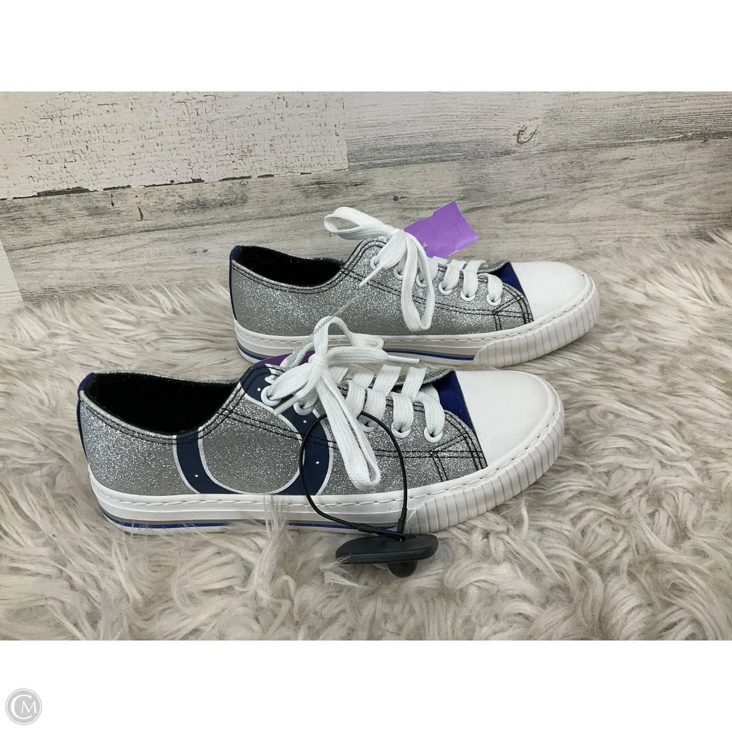 Shoes Sneakers By Clothes Mentor In Silver, Size: 8