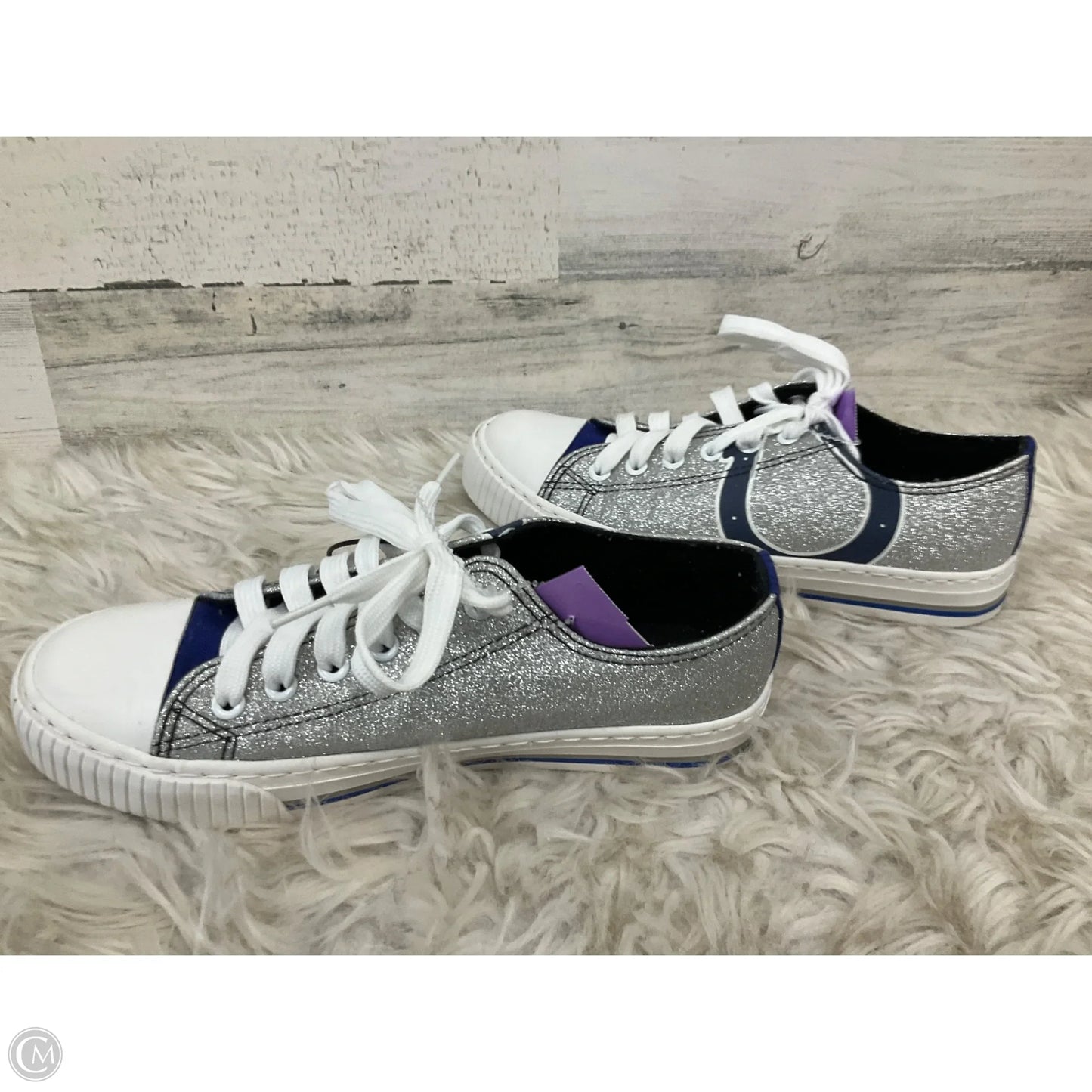 Shoes Sneakers By Clothes Mentor In Silver, Size: 8