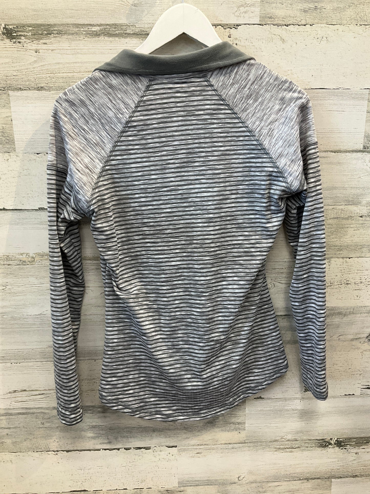 Athletic Top Long Sleeve Collar By Avia In Grey, Size: S