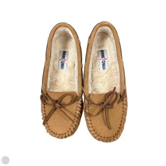 Shoes Flats By Minnetonka In Brown, Size: 7
