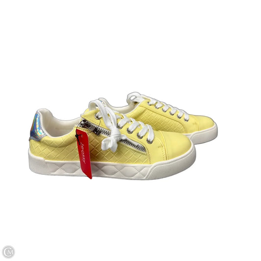 Shoes Sneakers By Clothes Mentor In Yellow, Size: 7