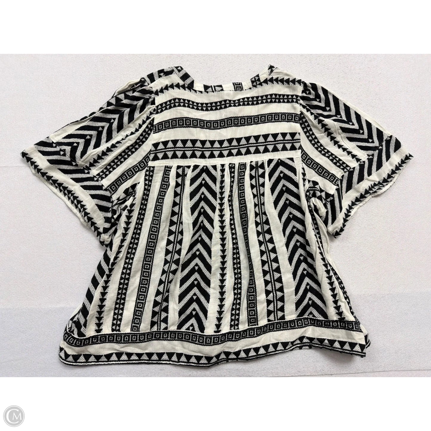 Top Short Sleeve By Clothes Mentor In Black & White, Size: Xl