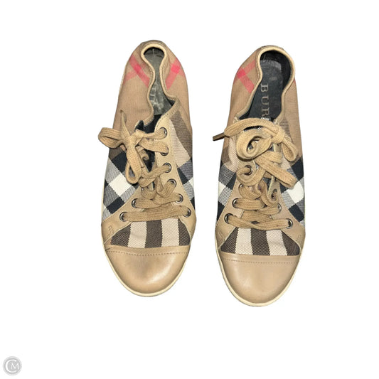 Shoes Luxury Designer By Burberry In Plaid Pattern, Size: 6