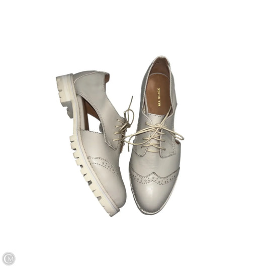 Shoes Flats By Clothes Mentor In Cream, Size: 9