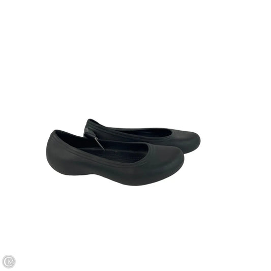 Shoes Flats By Crocs In Black, Size: 8