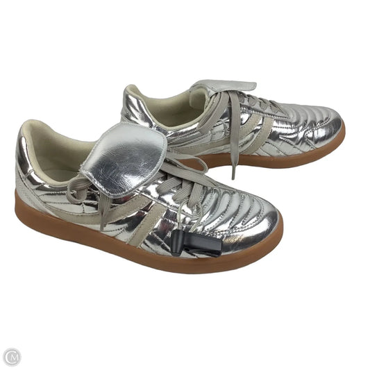 Shoes Sneakers By Steve Madden In Silver, Size: 8.5