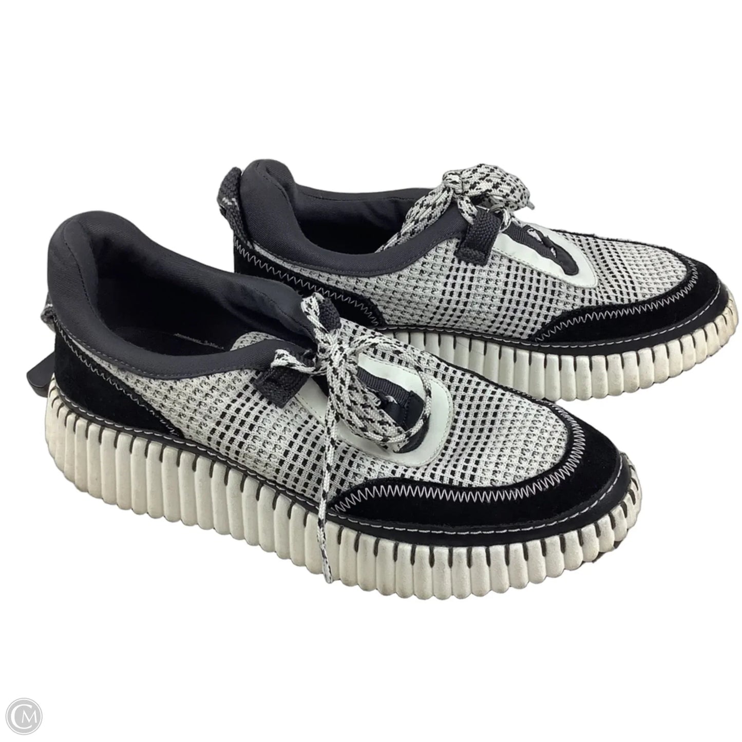Shoes Sneakers By Clothes Mentor In Black & White, Size: 9.5