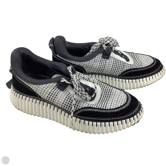 Shoes Sneakers By Clothes Mentor In Black & White, Size: 9.5