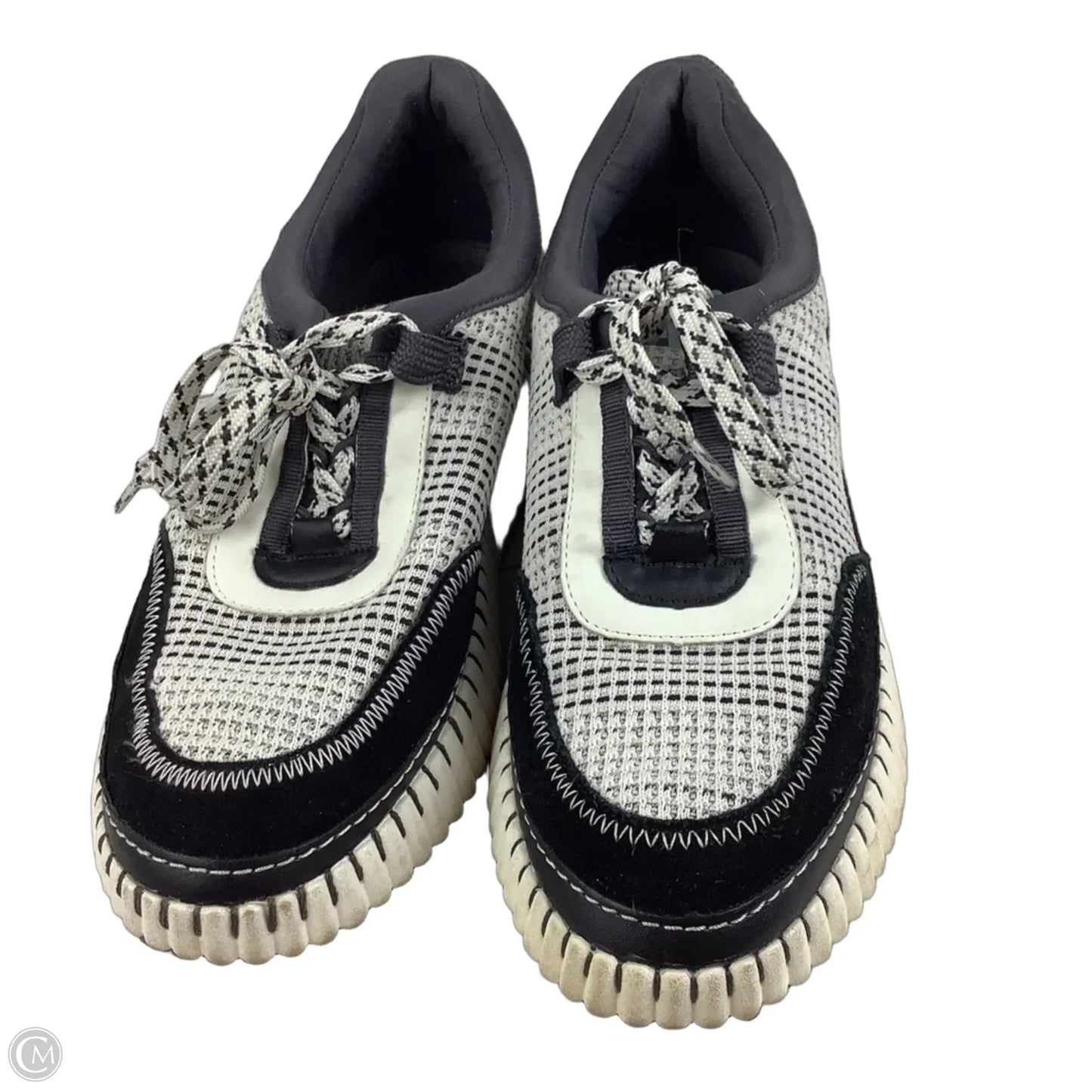 Shoes Sneakers By Clothes Mentor In Black & White, Size: 9.5