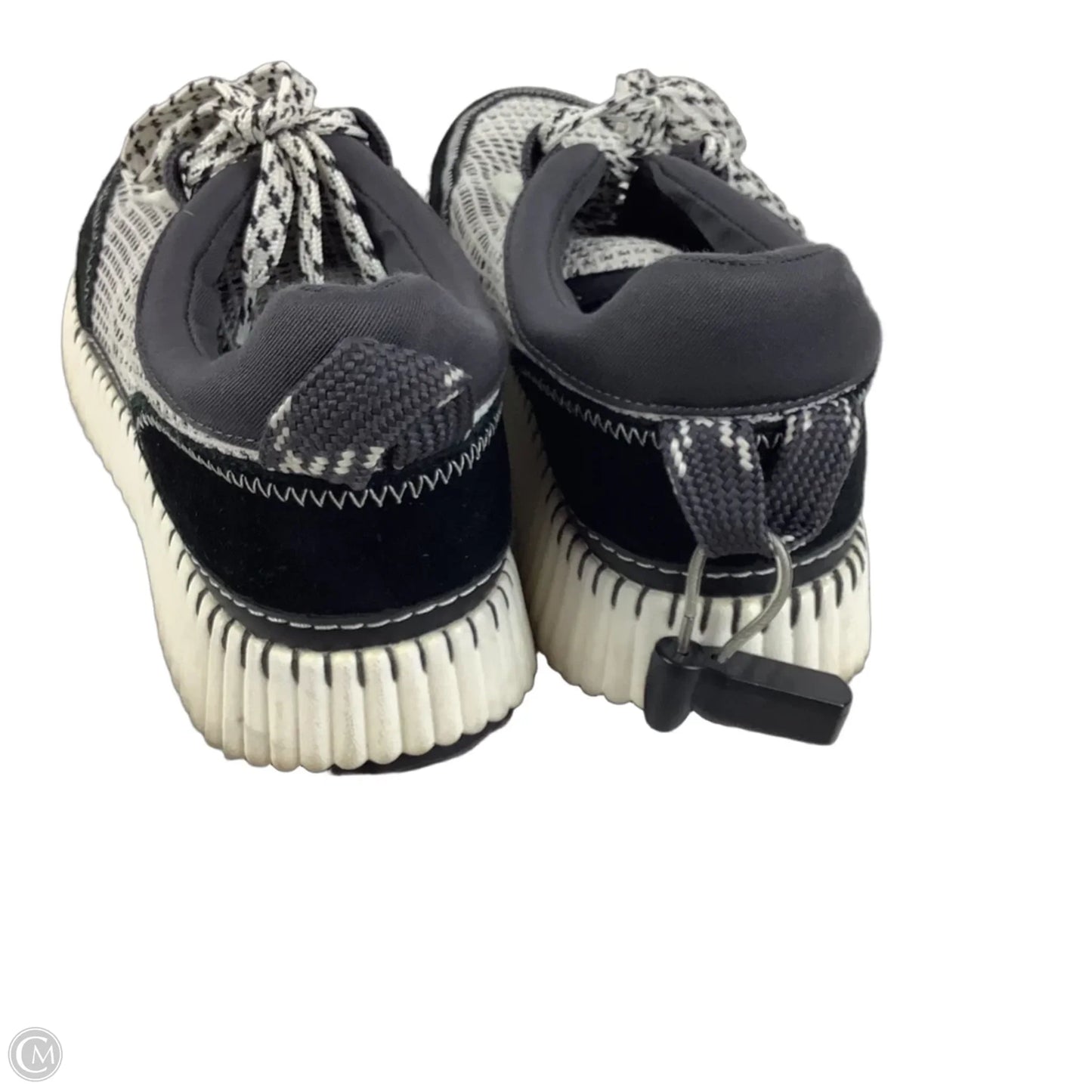 Shoes Sneakers By Clothes Mentor In Black & White, Size: 9.5