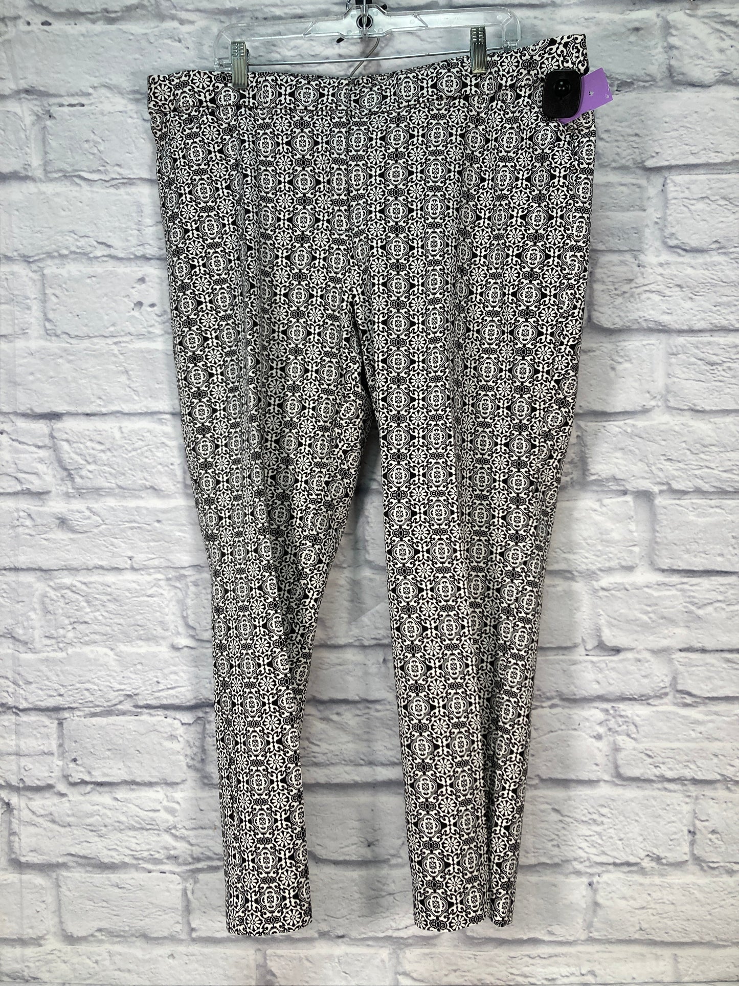 Black & White Pants Joggers Chicos, Size 18