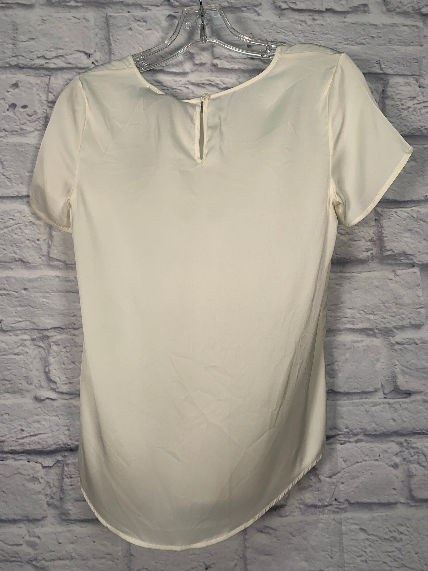 Top Short Sleeve By Clothes Mentor In Cream, Size: Xs