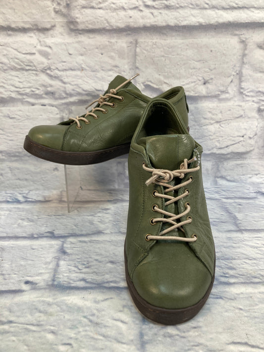 Shoes Sneakers By Clothes Mentor In Green, Size: 7