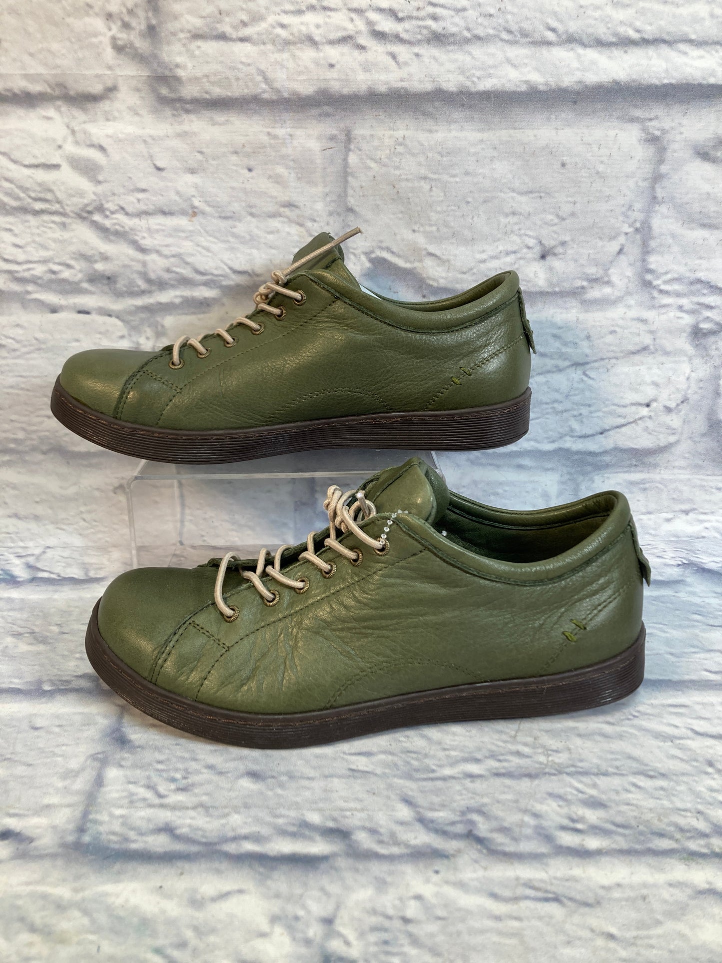 Shoes Sneakers By Clothes Mentor In Green, Size: 7