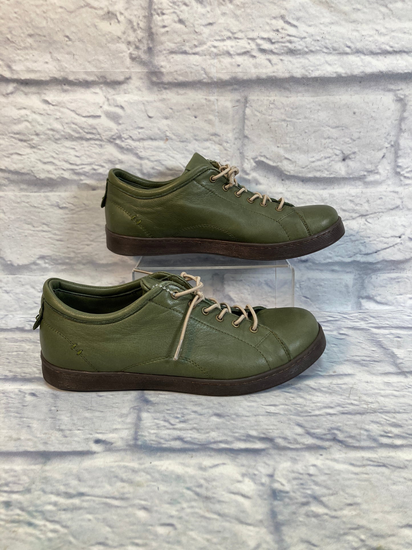 Shoes Sneakers By Clothes Mentor In Green, Size: 7