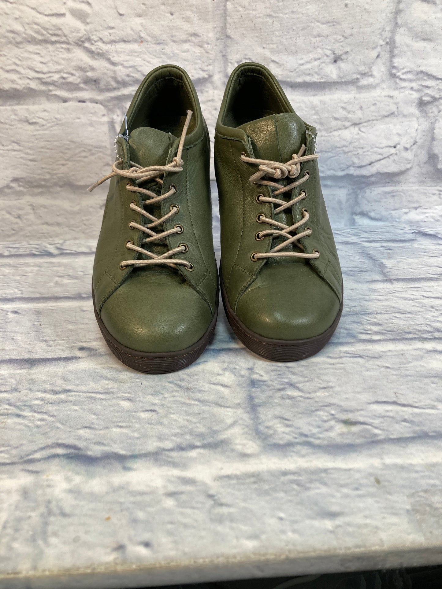 Shoes Sneakers By Clothes Mentor In Green, Size: 7