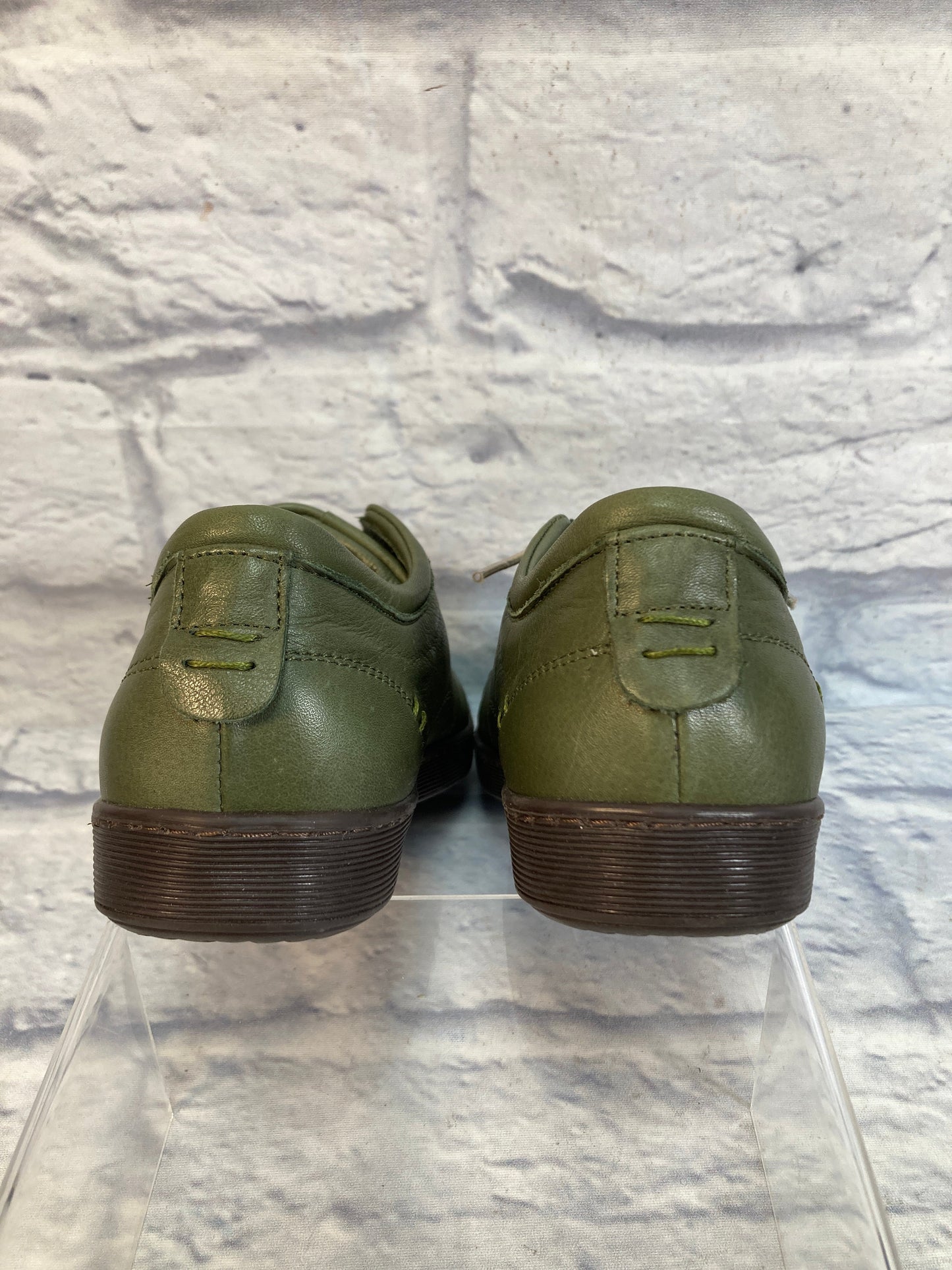 Shoes Sneakers By Clothes Mentor In Green, Size: 7