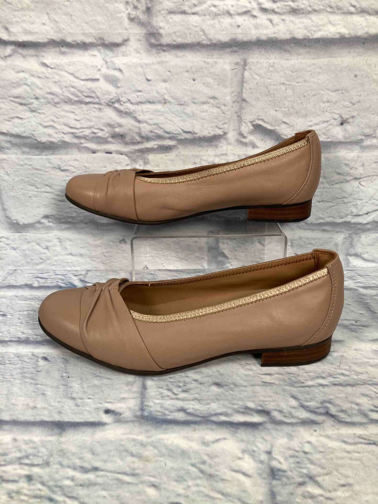 Shoes Flats By Clarks In Tan, Size: 9