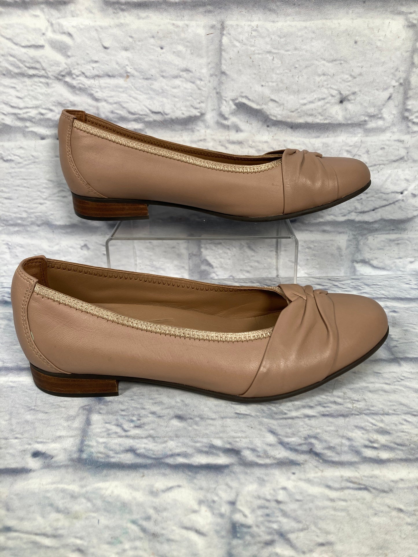 Shoes Flats By Clarks In Tan, Size: 9