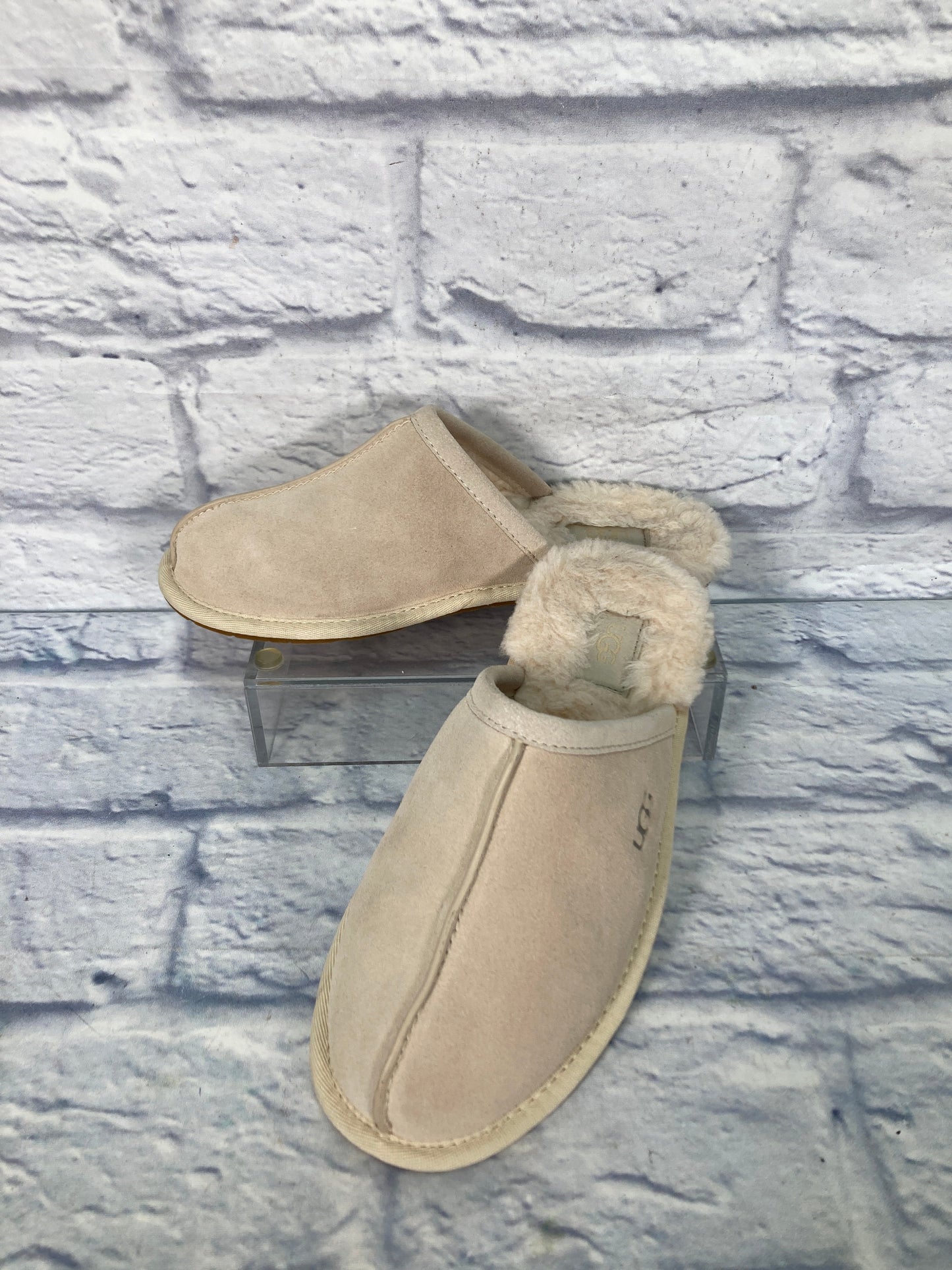 Slippers Designer By Ugg In Tan Size 8