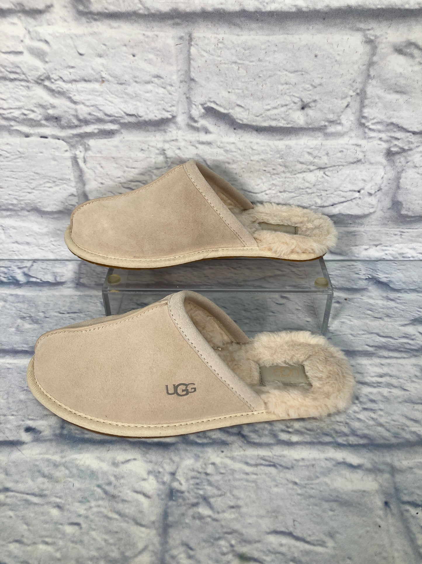 Slippers Designer By Ugg In Tan Size 8