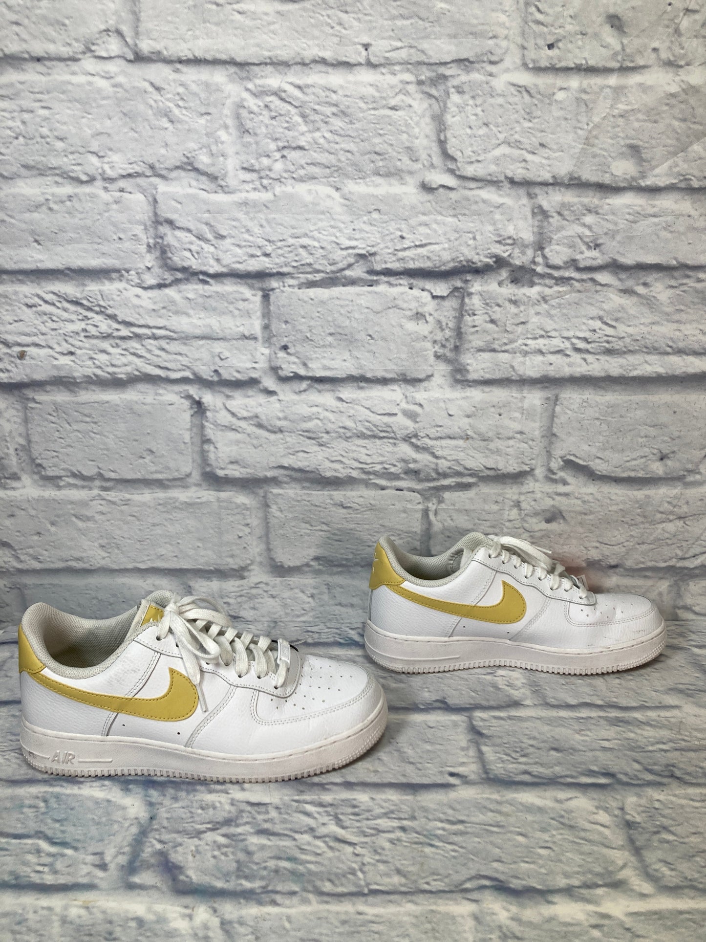 Shoes Sneakers By Nike In White & Yellow, Size: 10