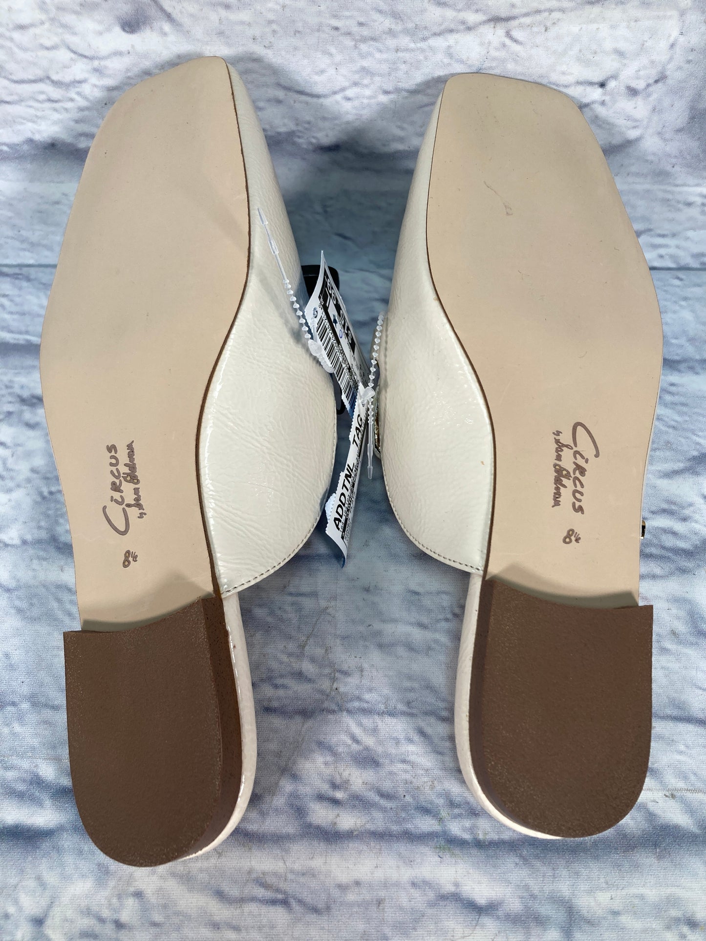 Shoes Flats By Clothes Mentor In Cream, Size: 8.5