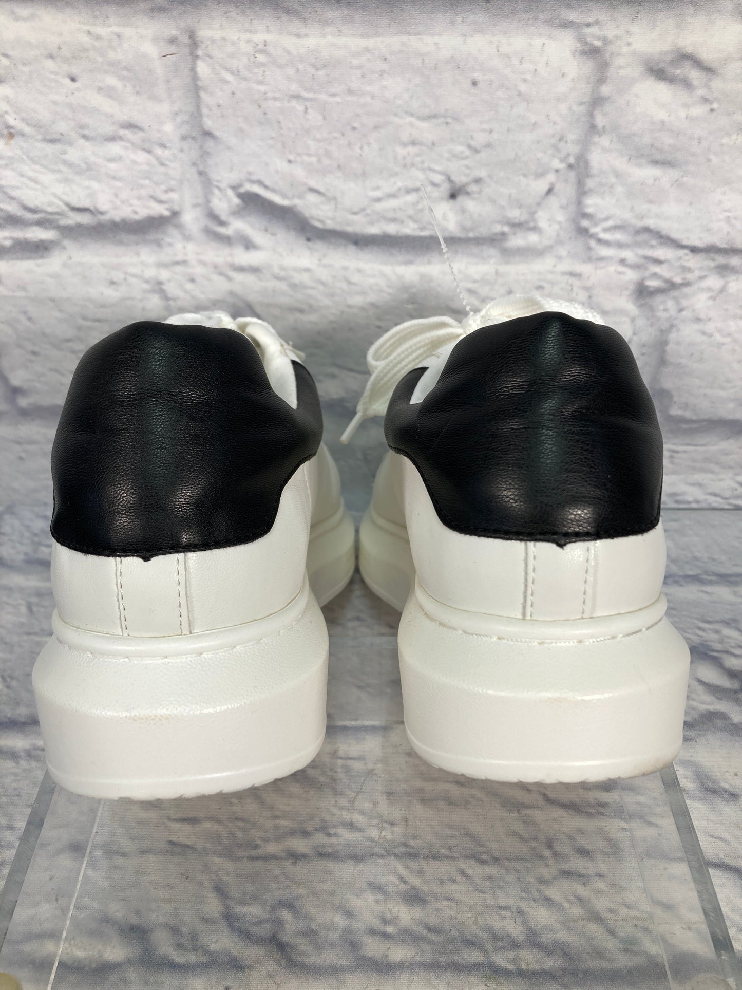 Shoes Sneakers By Steve Madden In Black & White, Size: 9.5